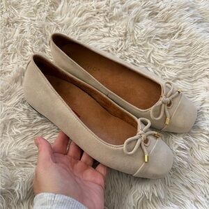 Vionic Klara Flats - Size 6 - pale gold